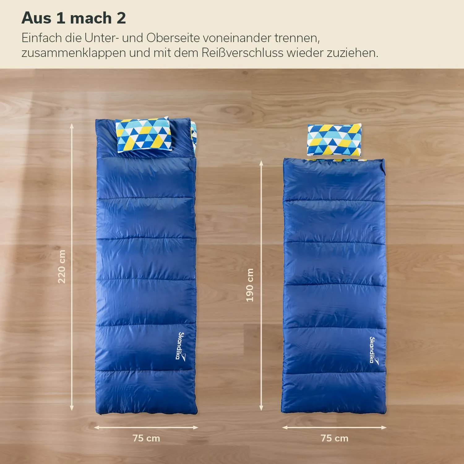 Zwei Schlafsäcke in Blau liegen auf einem Holzfußboden. Einer ist 220 cm lang, der andere 190 cm. Beide haben gestreifte Kissen.