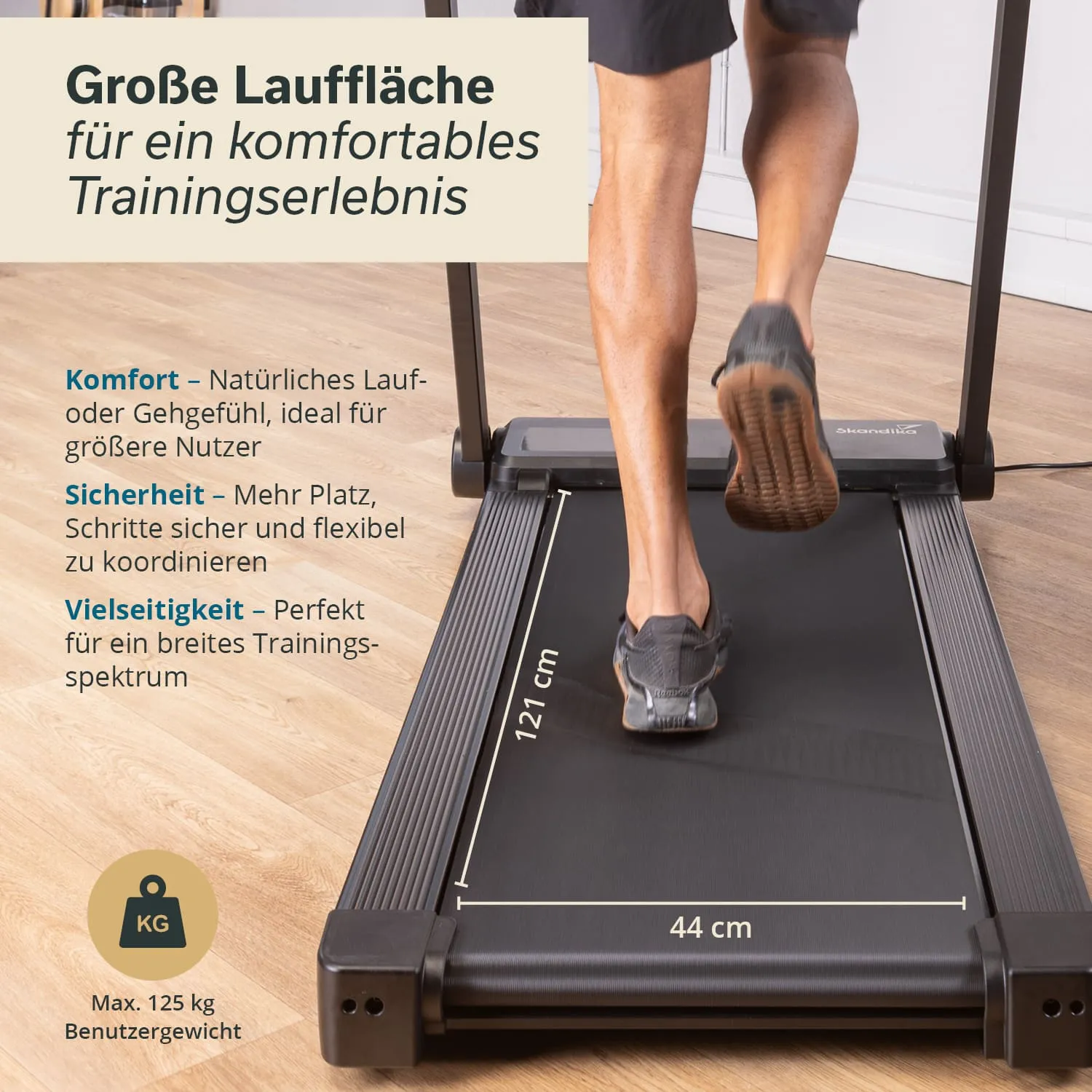 Laufband mit großer Lauffläche, Maße: 121 cm x 44 cm Fuß eines Nutzers in Sportschuhen auf der Lauffläche.