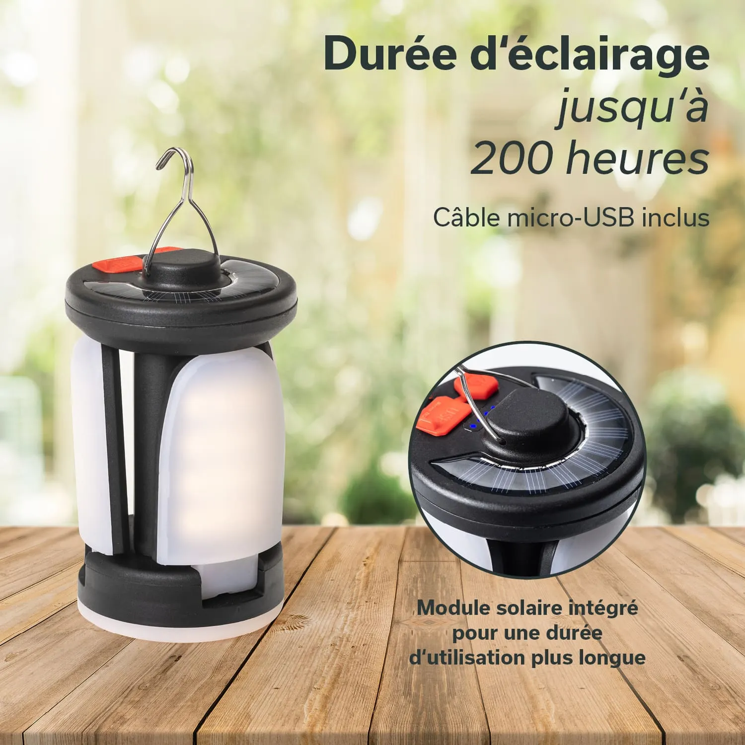 Solarbetriebene Laterne auf einem Holztisch, mit Haken zum Aufhängen, LED-Lampen und USB-Ladeanschluss.