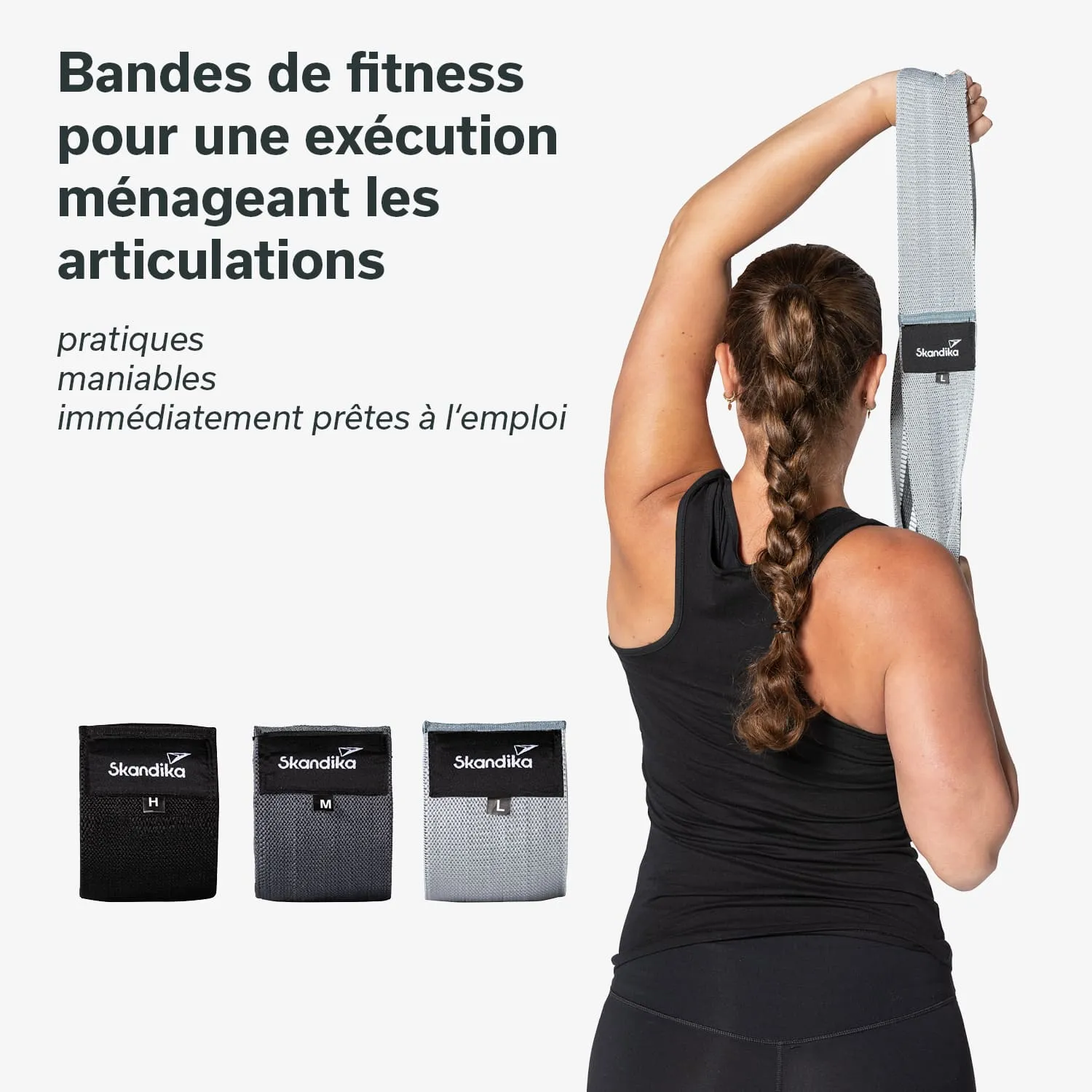 Fitnessbänder in verschiedenen Farben (schwarz, grau, hellgrau) neben einer Person, die ein Band über Kopf hält.