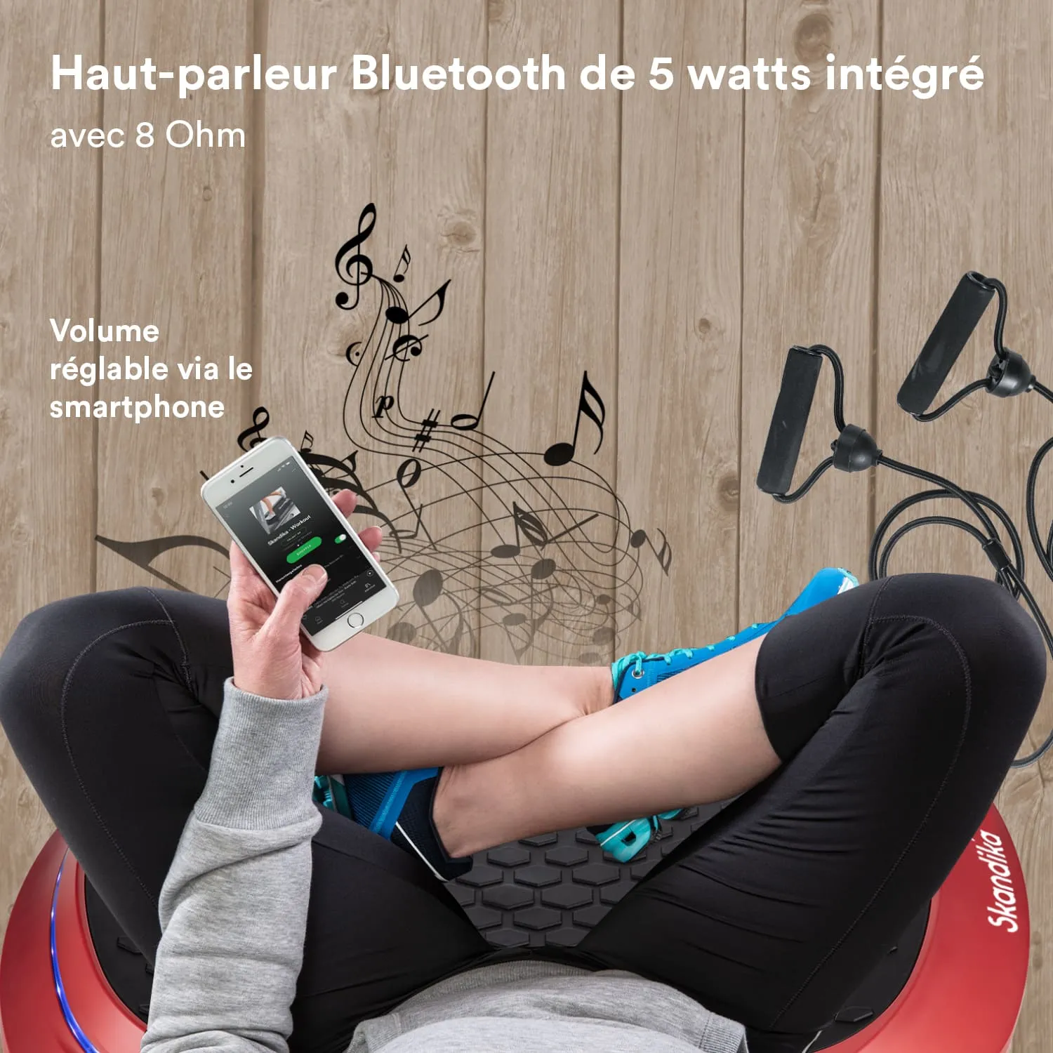 Bluetooth-Lautsprecher mit 5 Watt und Smartphone zum Musikhören, umgeben von Noten. Benutzer sitzt mit gekreuzten Beinen.