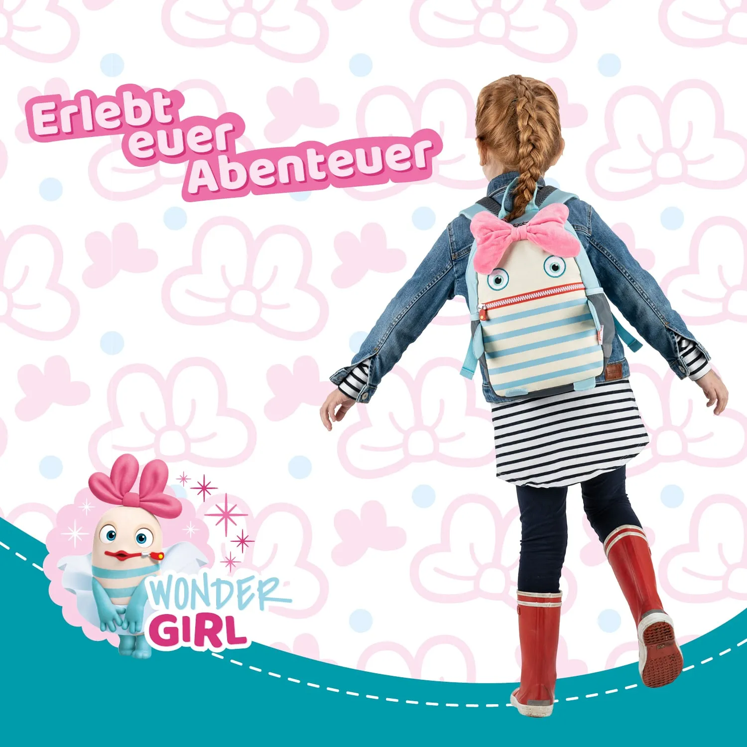 Mädchen mit einem gestreiften Kleid und einer Jeansjacke trägt einen bunten Rucksack mit Blick nach hinten. Hintergrund mit Blumenmuster.