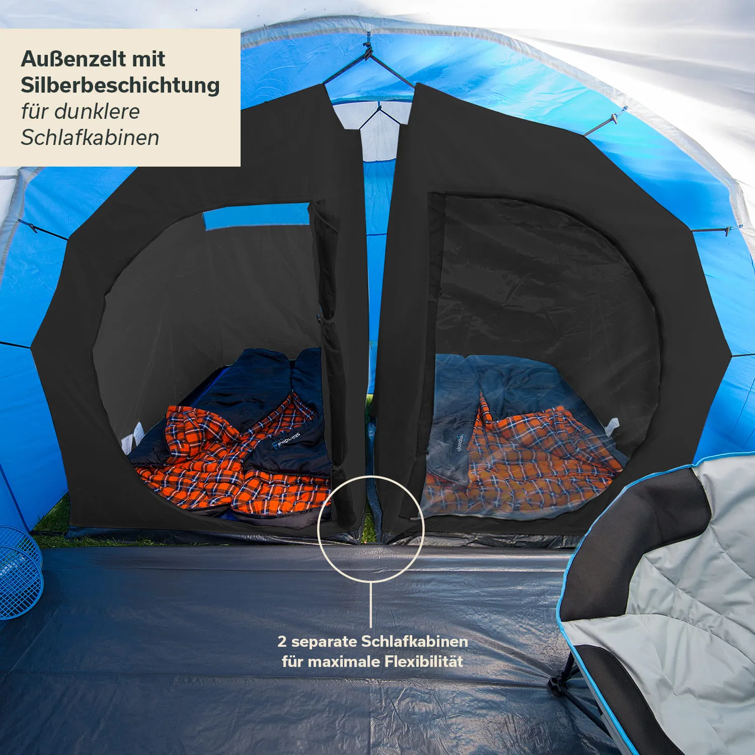 Zelt mit blauer Außenhülle und zwei dunklen Schlafkabinen, gefüllt mit Schlafsäcken. Rechts ein Campingstuhl.