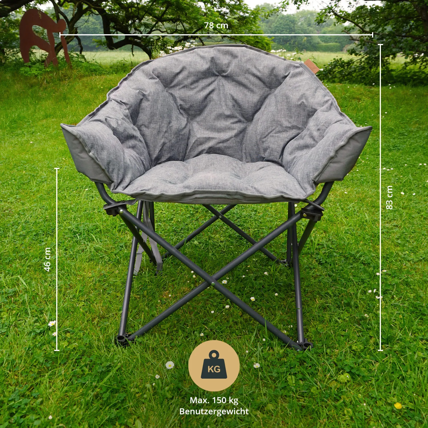 Polsterstuhl in grauem Stoff auf grünem Rasen. Abmessungen: 78 cm Breite, 46 cm Höhe, 83 cm Rückenlehne, max. 150 kg.
