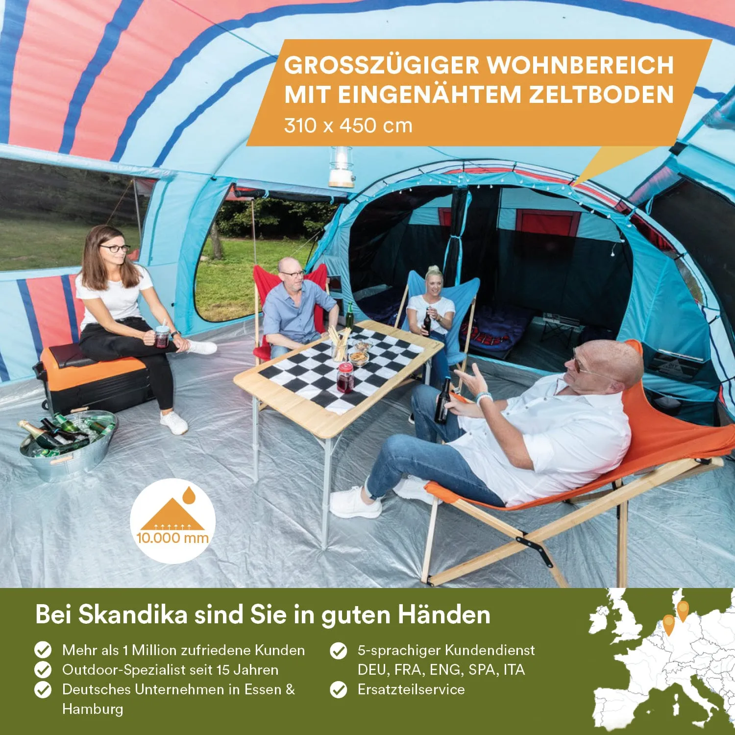 Grosser Wohnbereich mit Zeltboden, vier Personen sitzen um einen Tisch mit Schachbrett und Snacks, bunte Zeltwände.