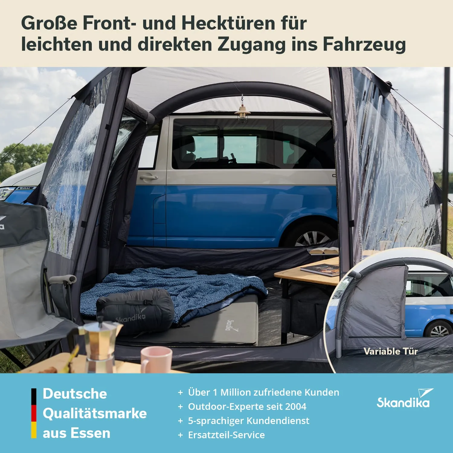 Campingzelt mit offener Vorderseite und Sicht auf ein blaues Fahrzeug. Neben einem Schlafplatz stehen Campingmöbel.