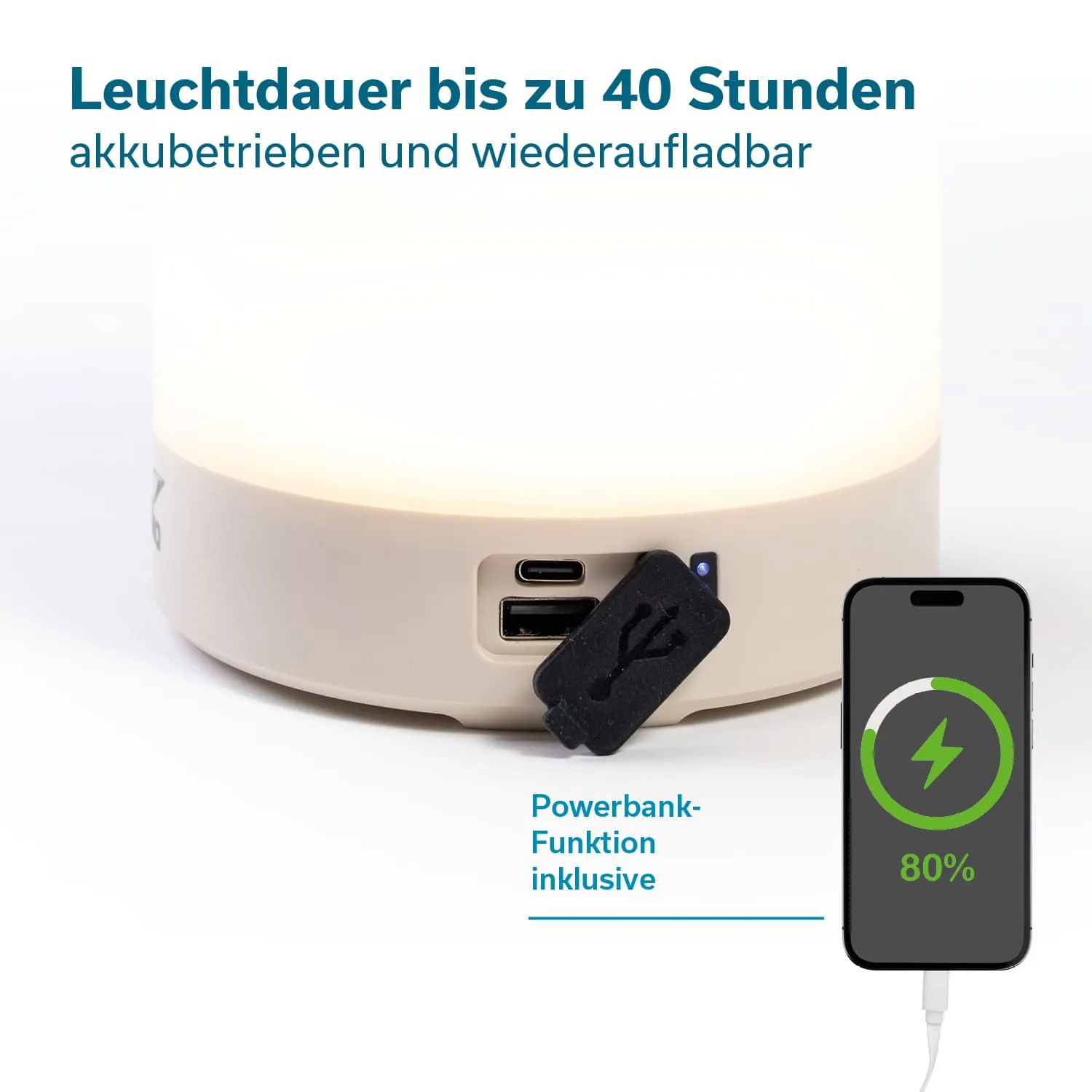Akku-Lampe mit USB-Anschlüssen, batteriebetrieben und aufladbar, daneben Smartphone mit Ladeanzeige.