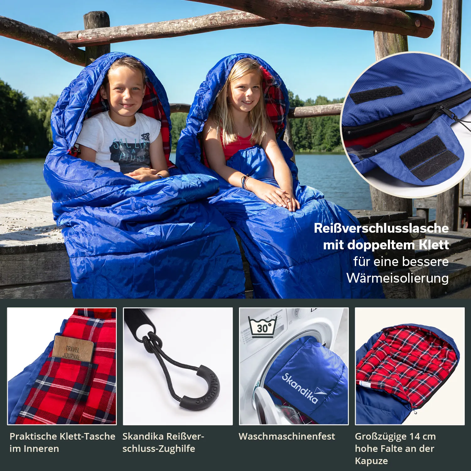 Zwei Kinder sitzen auf einem Holzsteg am Wasser, eingehüllt in blaue Schlafsäcke mit Karomuster innen.