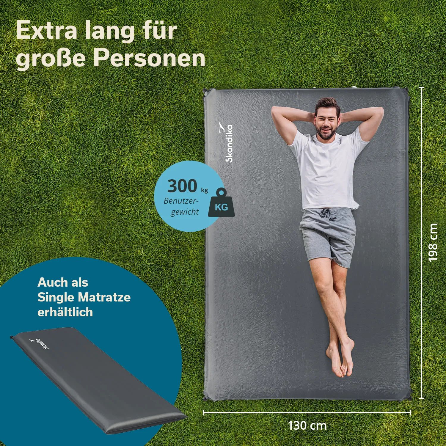 Graue Matratze auf grünem Gras, Person liegt entspannt darauf, mit den Armen hinter dem Kopf. Maße: 198 cm x 130 cm.