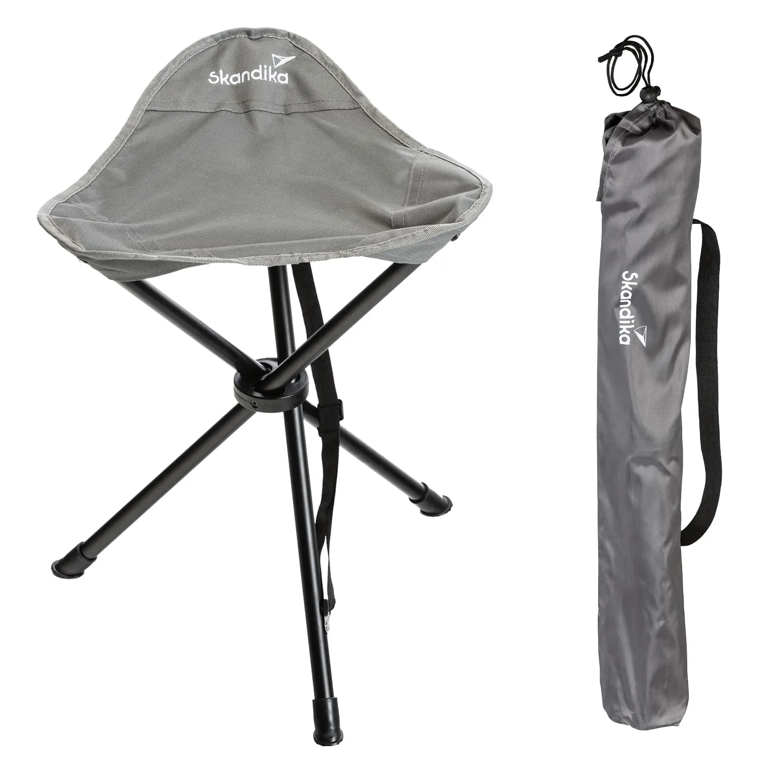 Klappstuhl in Grau mit dreibeiniger, schwarzer Metallkonstruktion und Tragetasche in grauem Material.