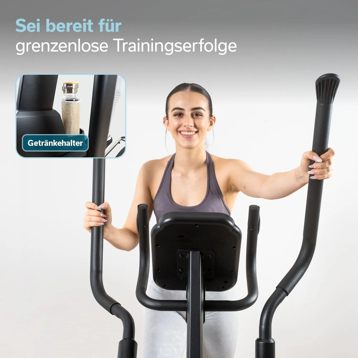 Eine Person lächelt, während sie an einem Fitnessgerät steht. Im Hintergrund ist ein Getränkehalter sichtbar.