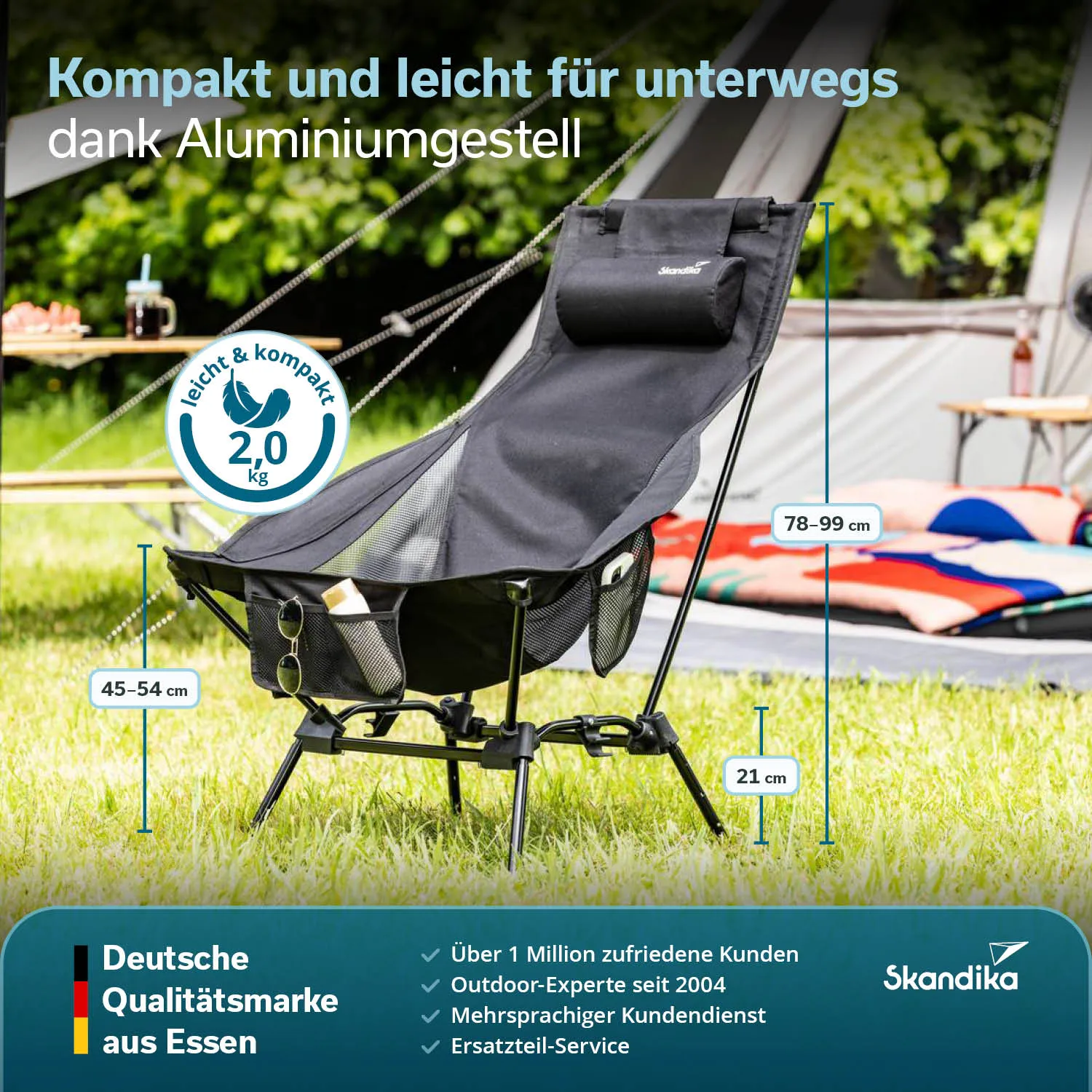 Schwarzer Klappstuhl auf grünem Gras, mit Maßangaben und Informationen zu Gewicht und Aluminiumgestell. Hintergrund zeigt Zelt.