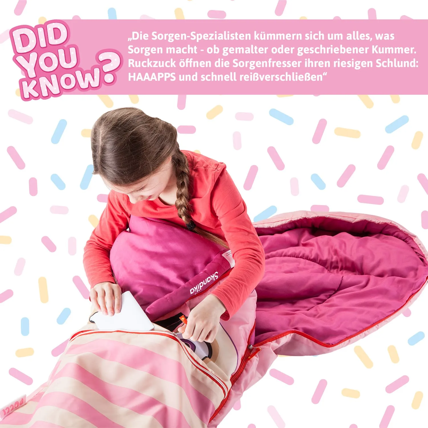 Ein Kind sitzt in einem Schlafsack mit pinken Streifen und öffnet eine Tasche mit bunten Gegenständen. Der Hintergrund ist mit bunten Streuseln gestaltet.