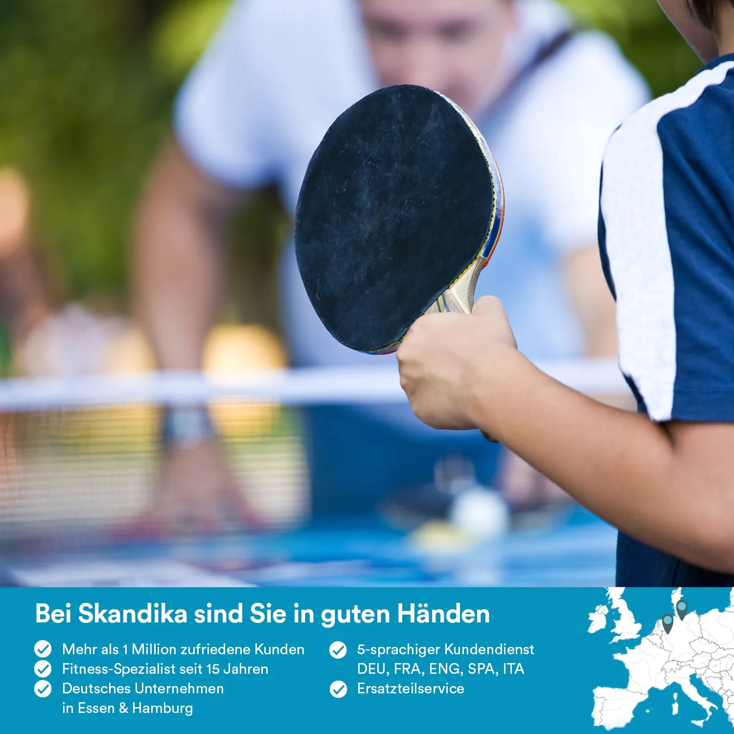 Ein Tischtennisschläger wird von einer Person gehalten. Im Hintergrund sind verschwommene Figuren zu sehen.
