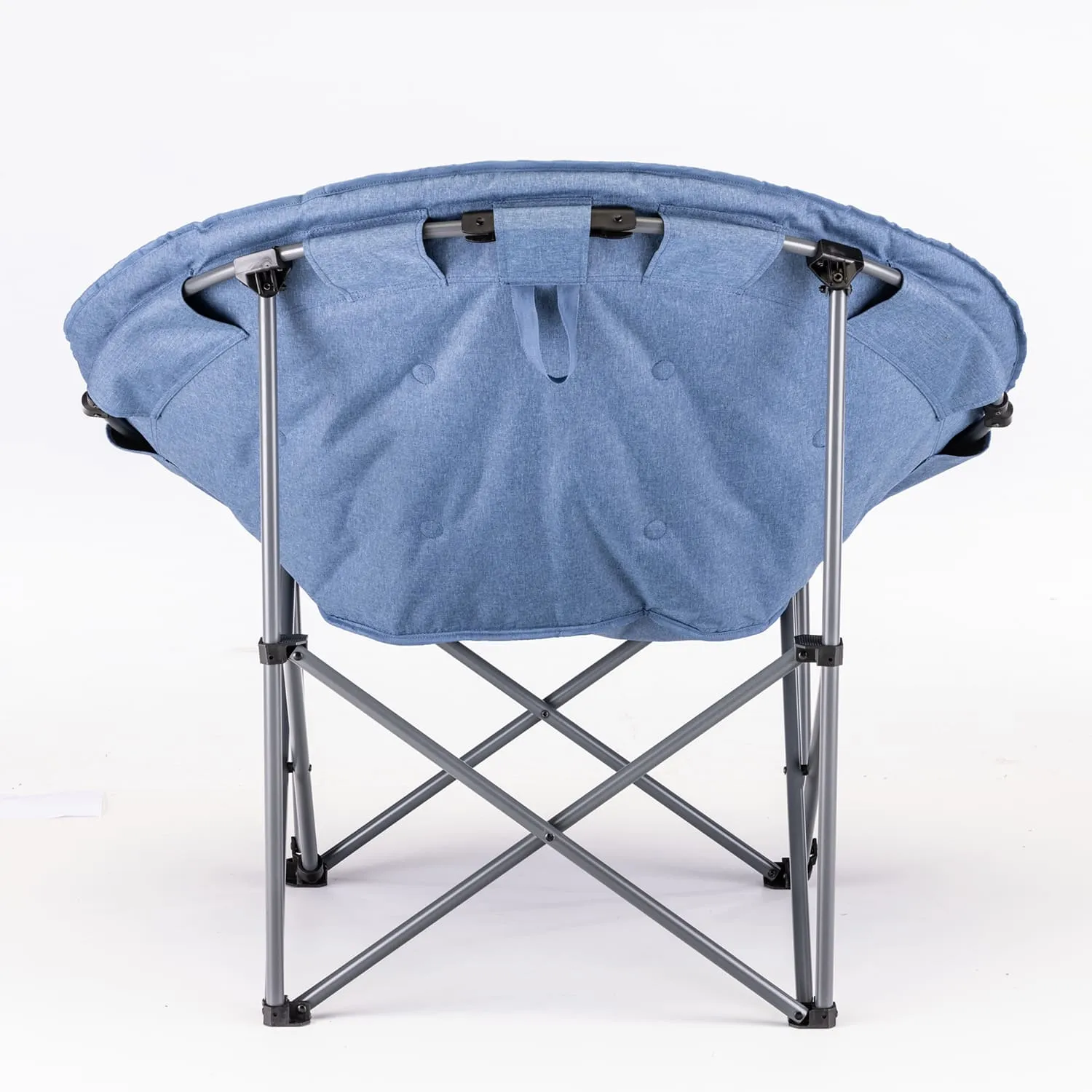 Faltstuhl mit runder blauer Polsterung und metallischem Gestell, von hinten fotografiert.