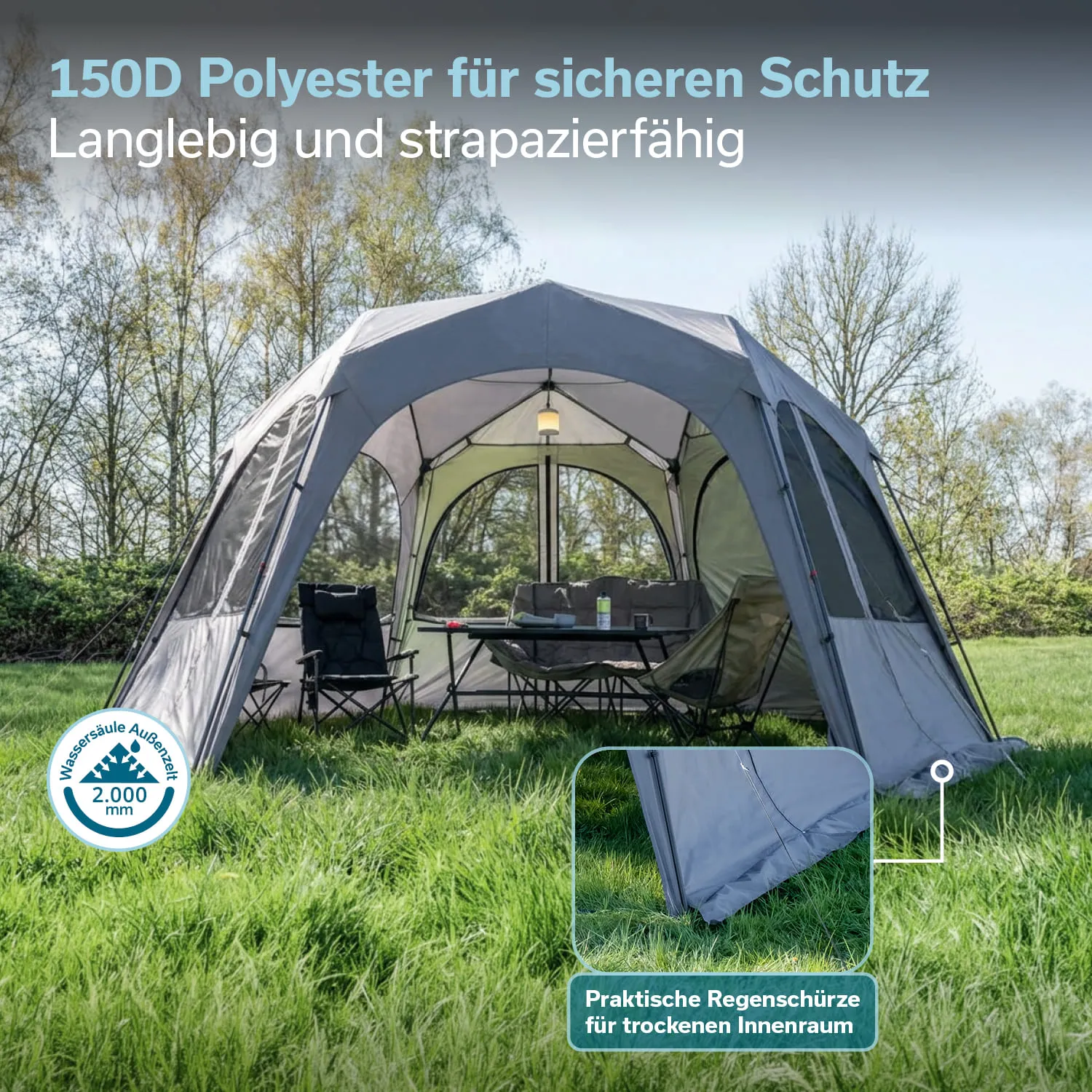 Zelt aus grauem Polyester auf einer Wiese mit zwei Klappstühlen und einem Tisch. Umgeben von Bäumen.