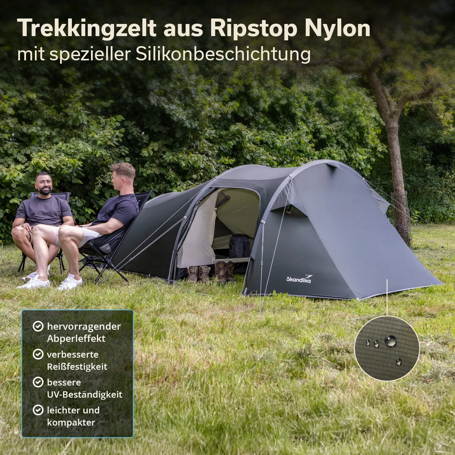 Trekkingzelt aus Ripstop-Nylon, zwei sitzende Personen, Sitzgelegenheiten, grüne Wiese, Bäume im Hintergrund.