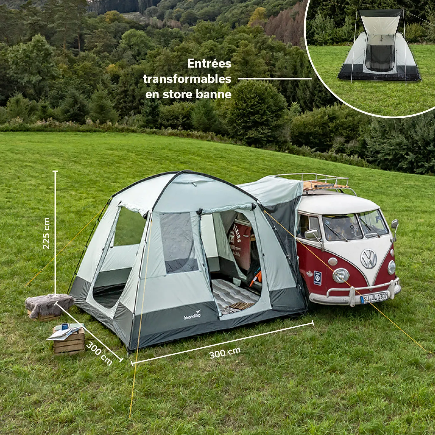 Ein Zelt in grauer und grüner Farbgestaltung steht auf einer Wiese, daneben ein roten VW-Bus. Im Hintergrund Bäume.