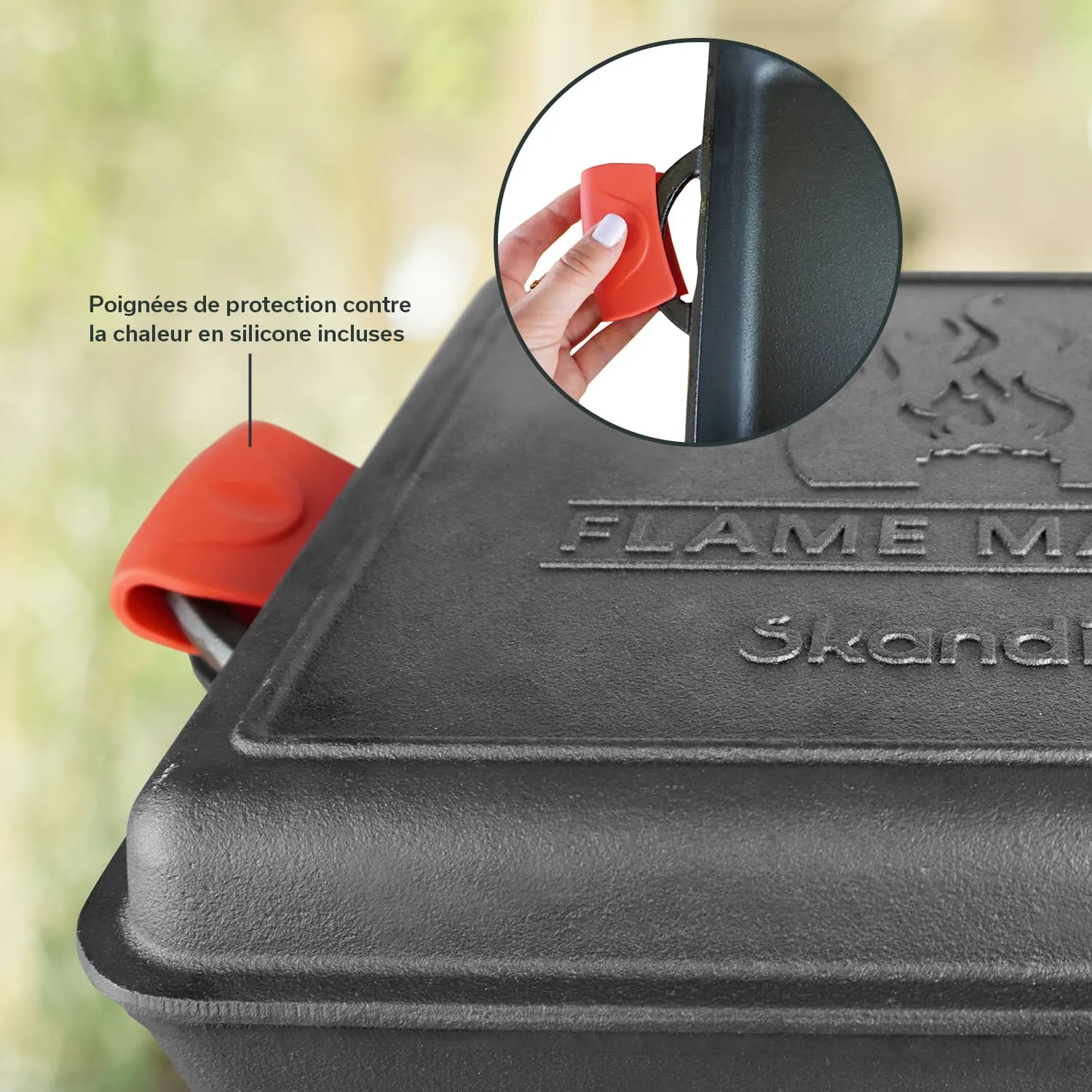 Schwarze Gusseisenform mit roter Silikonhandhabung. Eingekreiste Hand zeigt die Verwendung der Hitzegriffe.