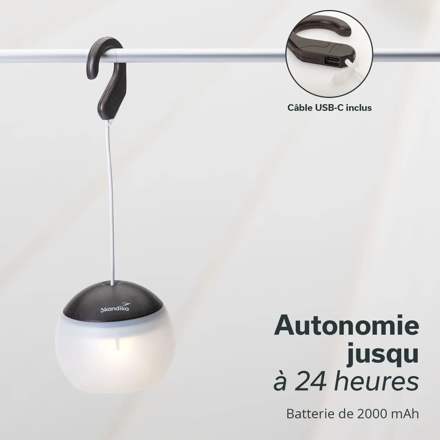 Hängelampe mit rundem, weißen Lampenschirm und schwarzem Oberteil, befestigt an einer Stange. USB-C-Kabel inkludiert.
