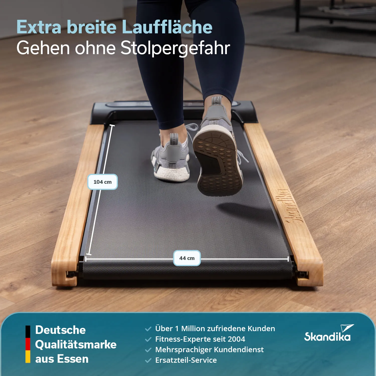 Lauffläche eines Laufbands mit Maßangaben, darauf ein Fuß in Sportschuhen. Holz- und schwarze Teile sichtbar.