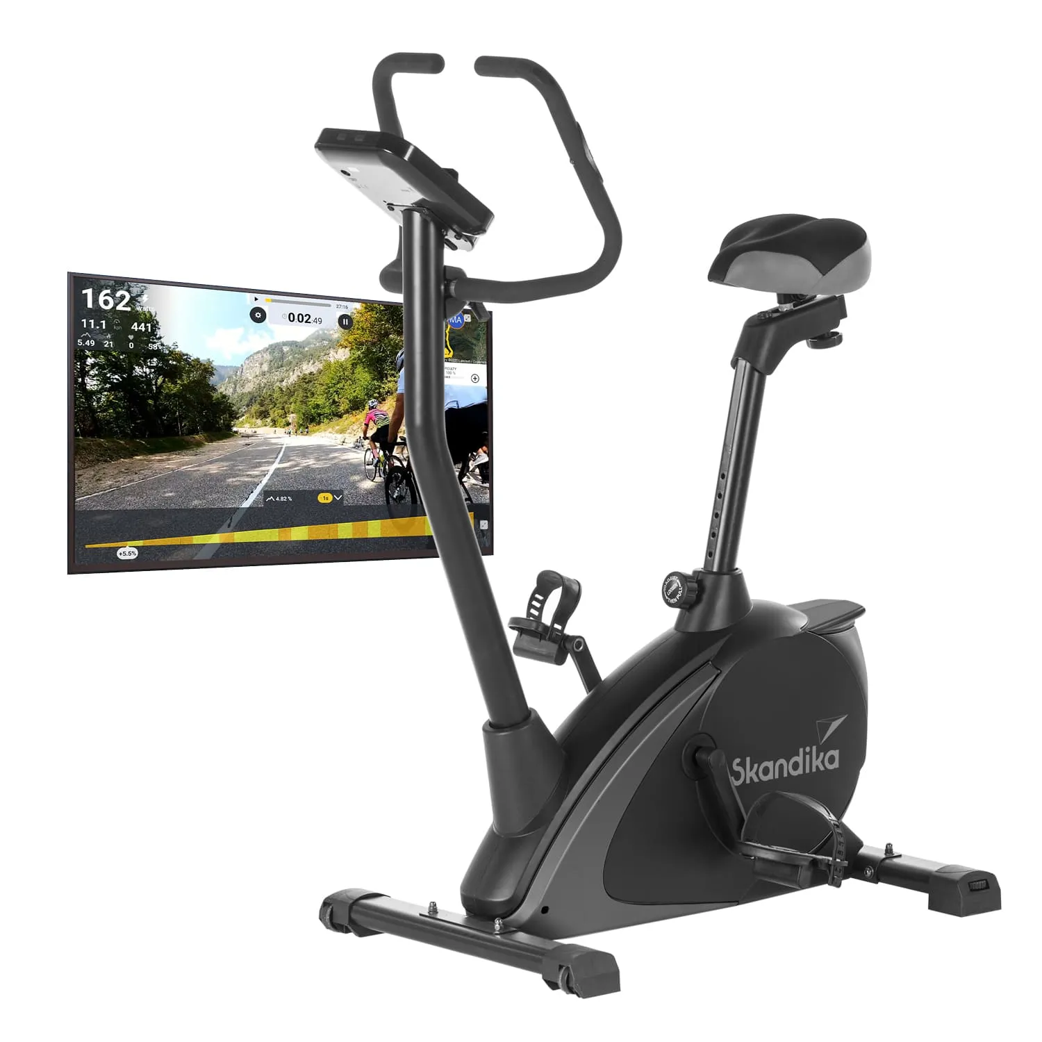 Ein schwarzes Heimtrainer-Gerät mit einem Bildschirm, auf dem eine Radstrecke über eine landschaftliche Umgebung angezeigt wird.