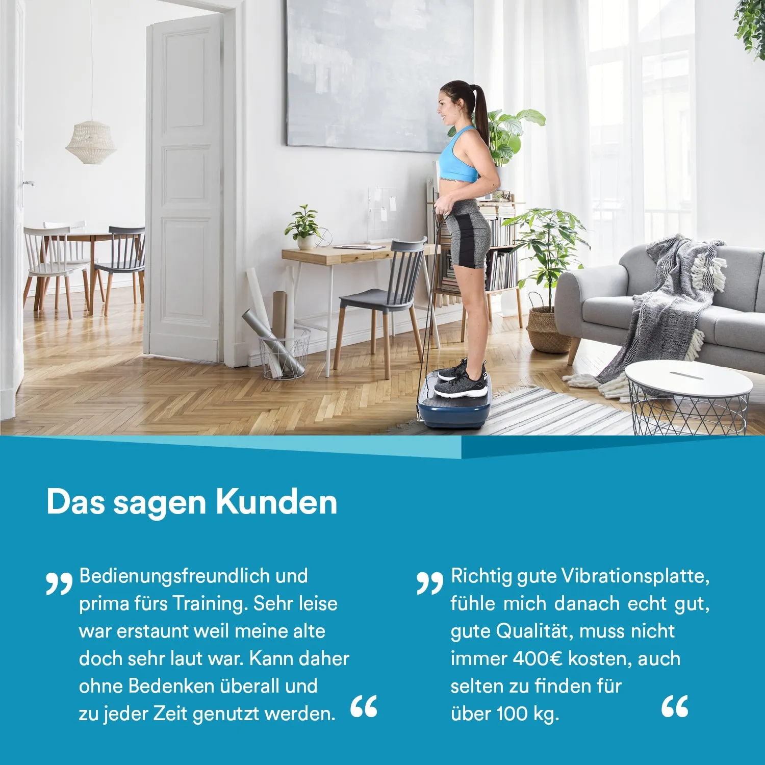 Eine Person steht auf einer Vibrationsplatte in einem hellen Raum mit Holzboden. Im Hintergrund sind Möbel wie ein Tisch und Stühle sowie Pflanzen sichtbar. Es gibt einige Zitate von Kunden über die Vibrationsplatte.