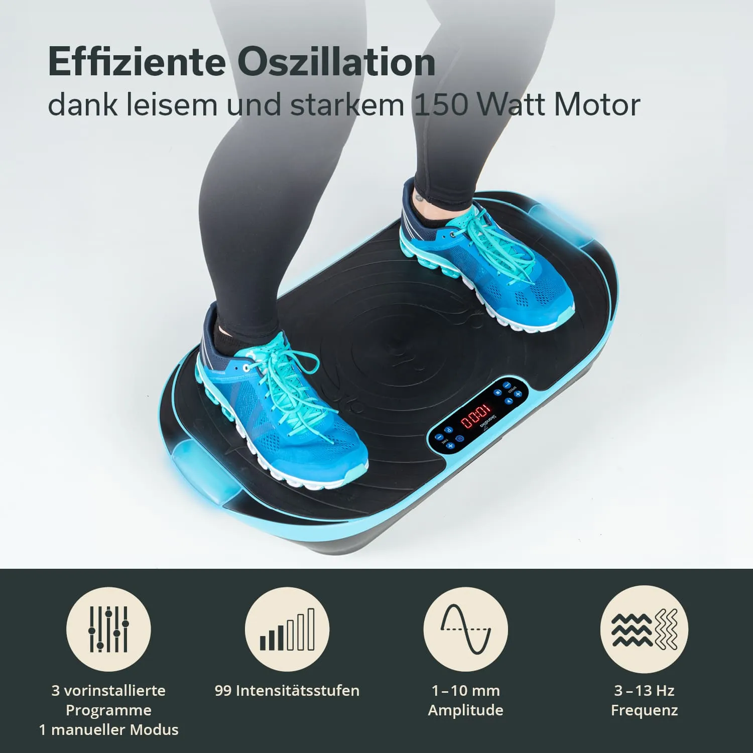 Vibrationsplatte mit digitalem Display und blauer Kante. Eine Person mit blauen Sportschuhen steht darauf.