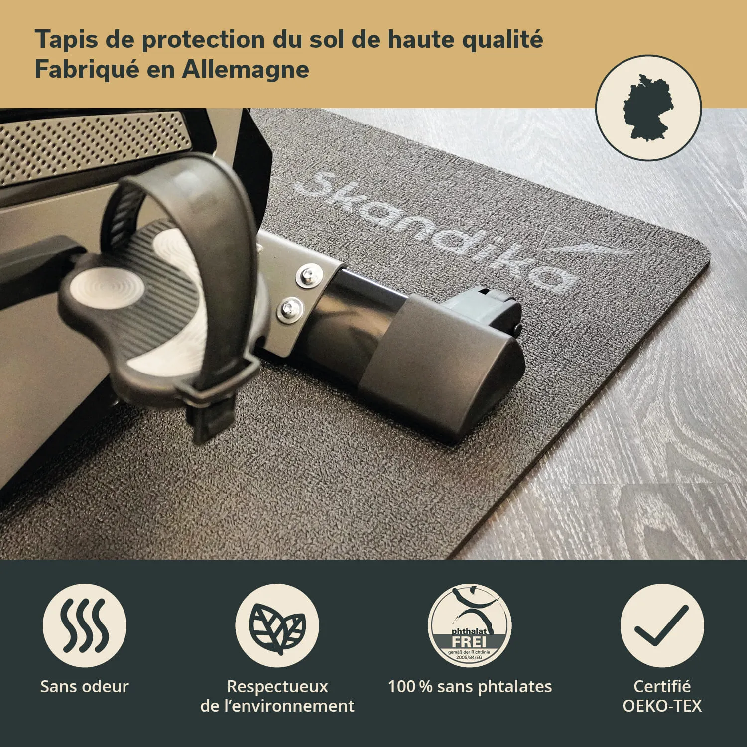 Schutzmatte für den Boden in Grau mit dem Logo „skandika“, darunter verschiedene Zertifizierungssymbole.