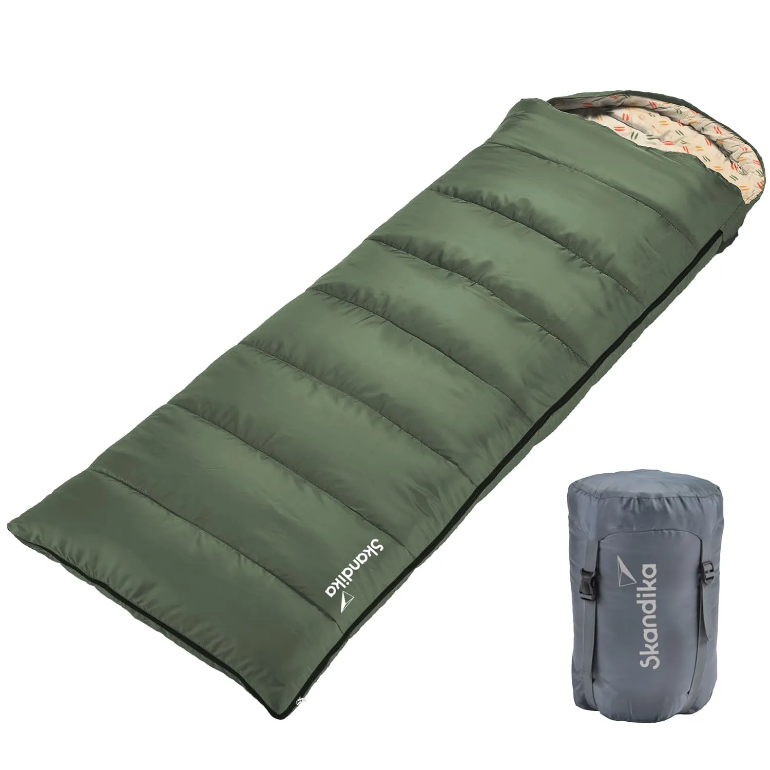 Schlafsack in Olivgrün mit gestepptem Design und buntem Innenmaterial neben einem grauen Aufbewahrungssack.