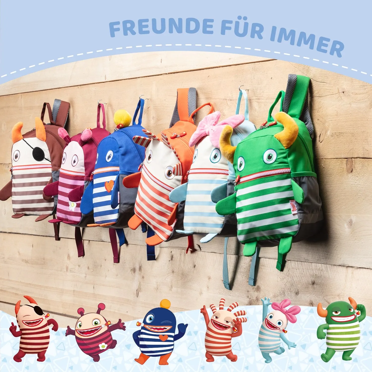 Bunte Rucksäcke in Tierform mit Augen und Händen hängen an einer Holzwand. Oben der Schriftzug „Freunde für immer“.