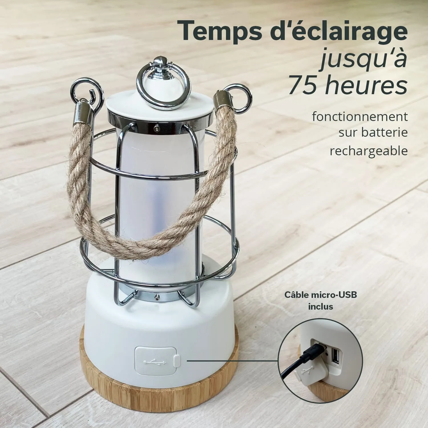 Eine tragbare Lampe mit einem weißen Korpus, umgeben von einem metallischen Gitter und einem Seilgriff. Die Basis ist aus hellem Holz. Textinformationen über die Beleuchtungsdauer und die Ladeoption sind sichtbar.
