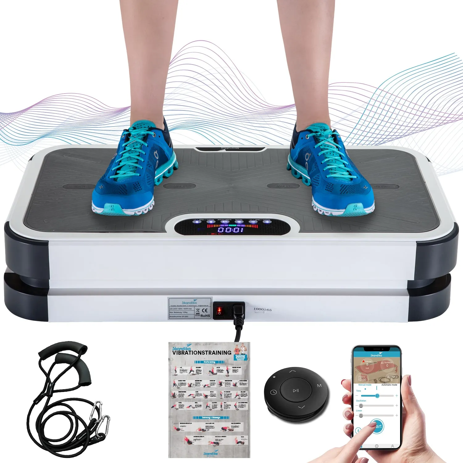 Vibrationsplatte mit Fußposition und blauen Sportschuhen. Display zeigt Zeit an. Zubehör wie Fernbedienung, Anleitungen und Kabel sind sichtbar.