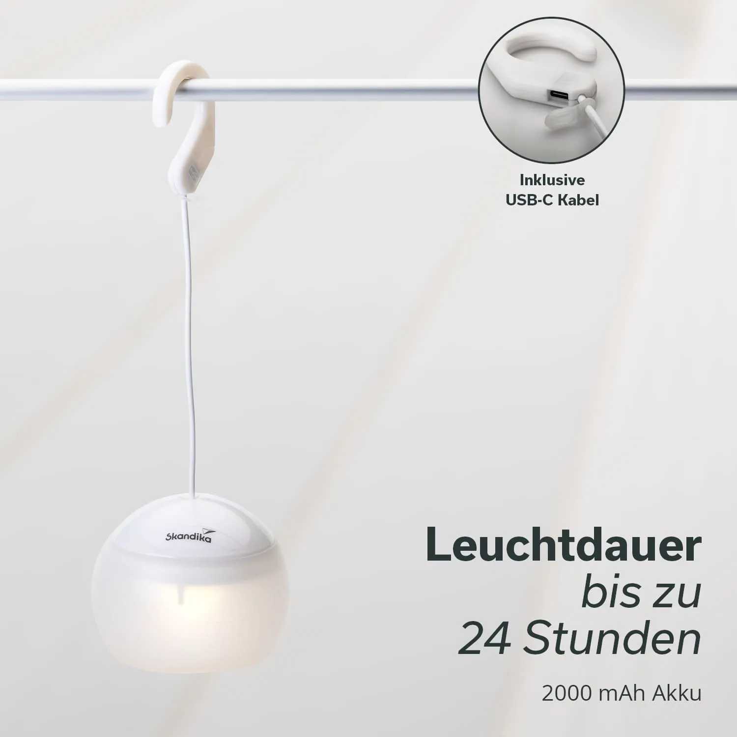Hängende Lampe mit weißem Gehäuse und LED-Licht. Neben der Lampe ist ein USB-C Kabel abgebildet. Textinformationen zur Leuchtdauer.
