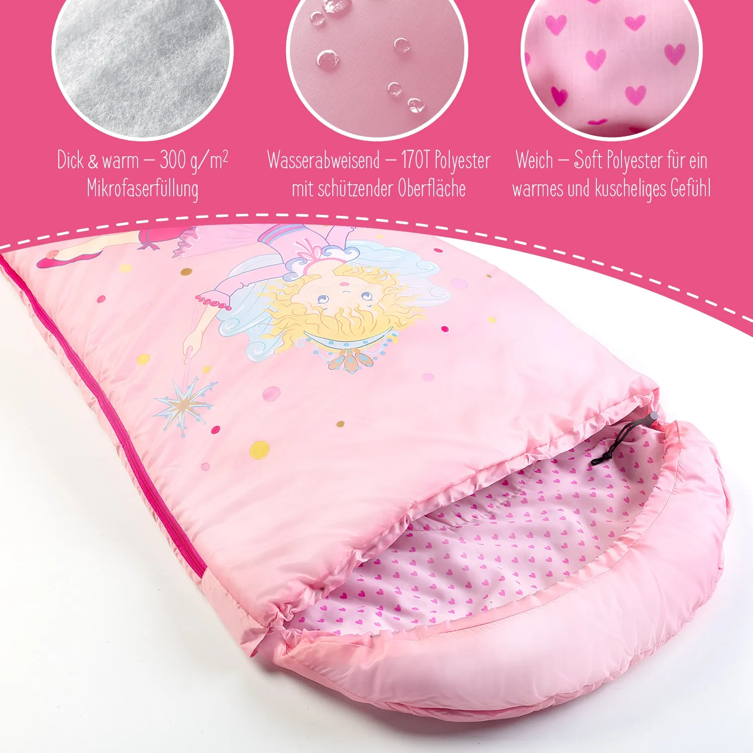 Schlafsack in Rosa mit einem Märchenmotiv. Die Innenfläche ist mit kleinen Herzen bedruckt, der Stoff wirkt weich und warm.