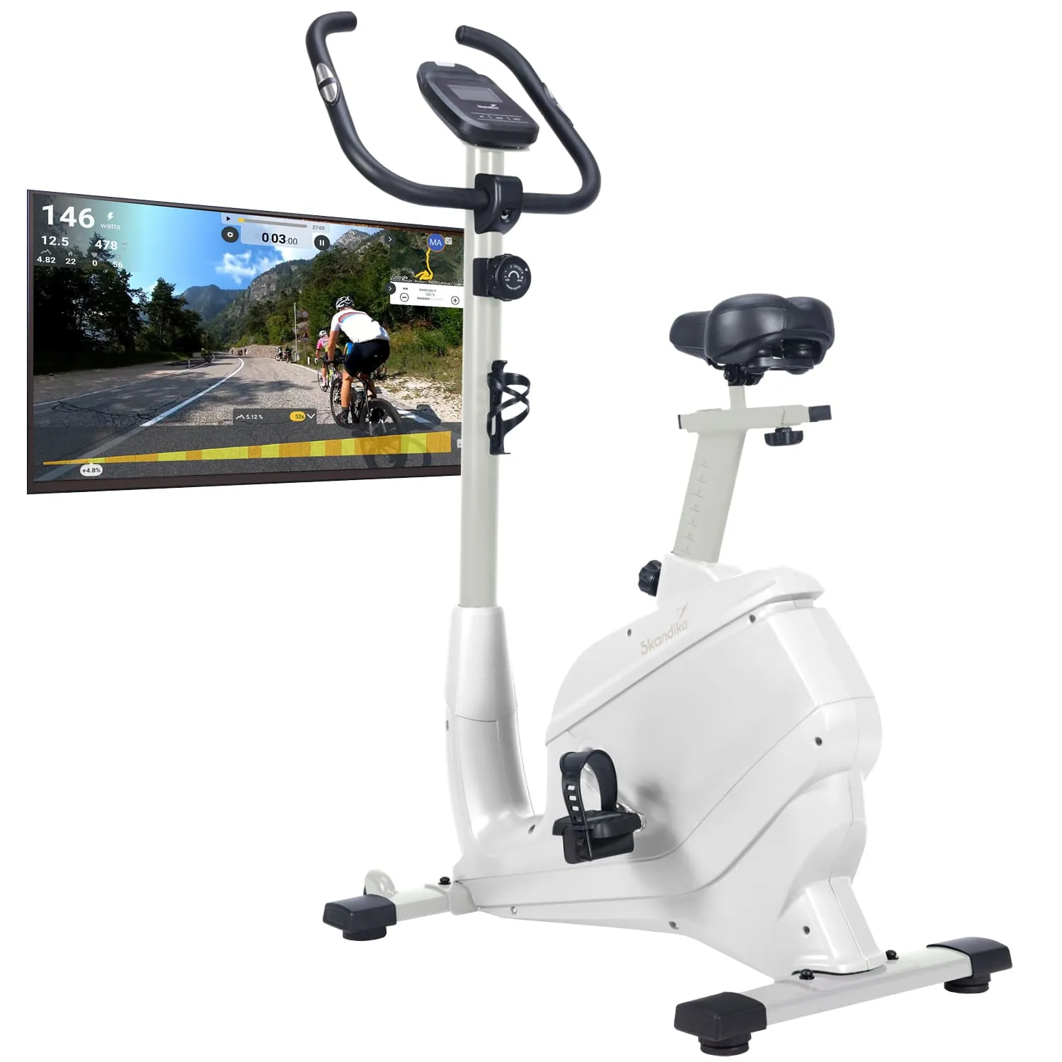 Ein stationäres Fahrrad in Weiß mit einer digitalen Anzeige. Im Hintergrund ist ein Bildschirm zu sehen, der eine Fahrradtour zeigt.