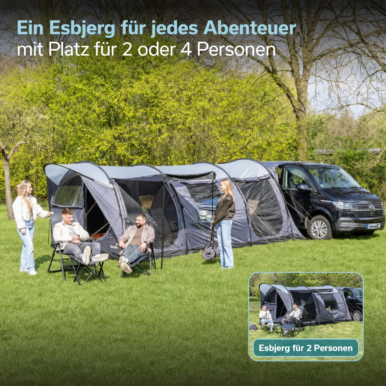 Ein Zelt mit Platz für 2 oder 4 Personen steht auf einer Wiese. Vier Personen sitzen und stehen in der Nähe. Im Hintergrund ist ein Fahrzeug zu sehen.
