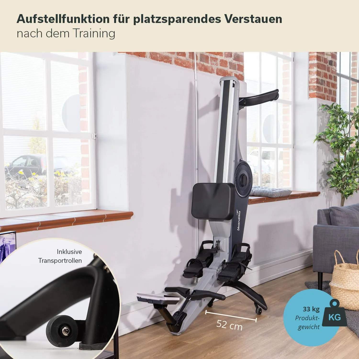 Ein Fitnessgerät steht in einem Raum mit großem Fenster. Neben dem Gerät sind ein Sofa und ein Korb sichtbar. Geräteabmessungen und Produktgewicht sind angegeben.