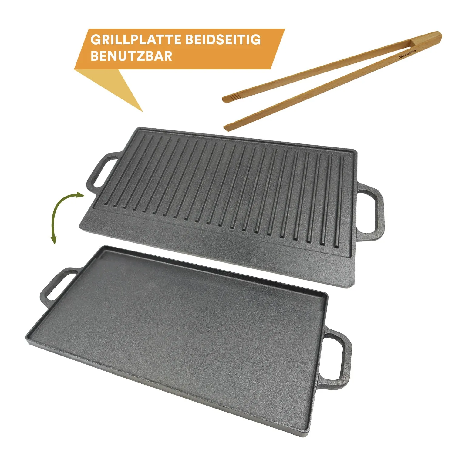 Grillplatte aus Gusseisen, beidseitig nutzbar, mit einer griffigen Seite und einer flachen Seite. Zwei Griffe an den Seiten. Holz-Zangen daneben.
