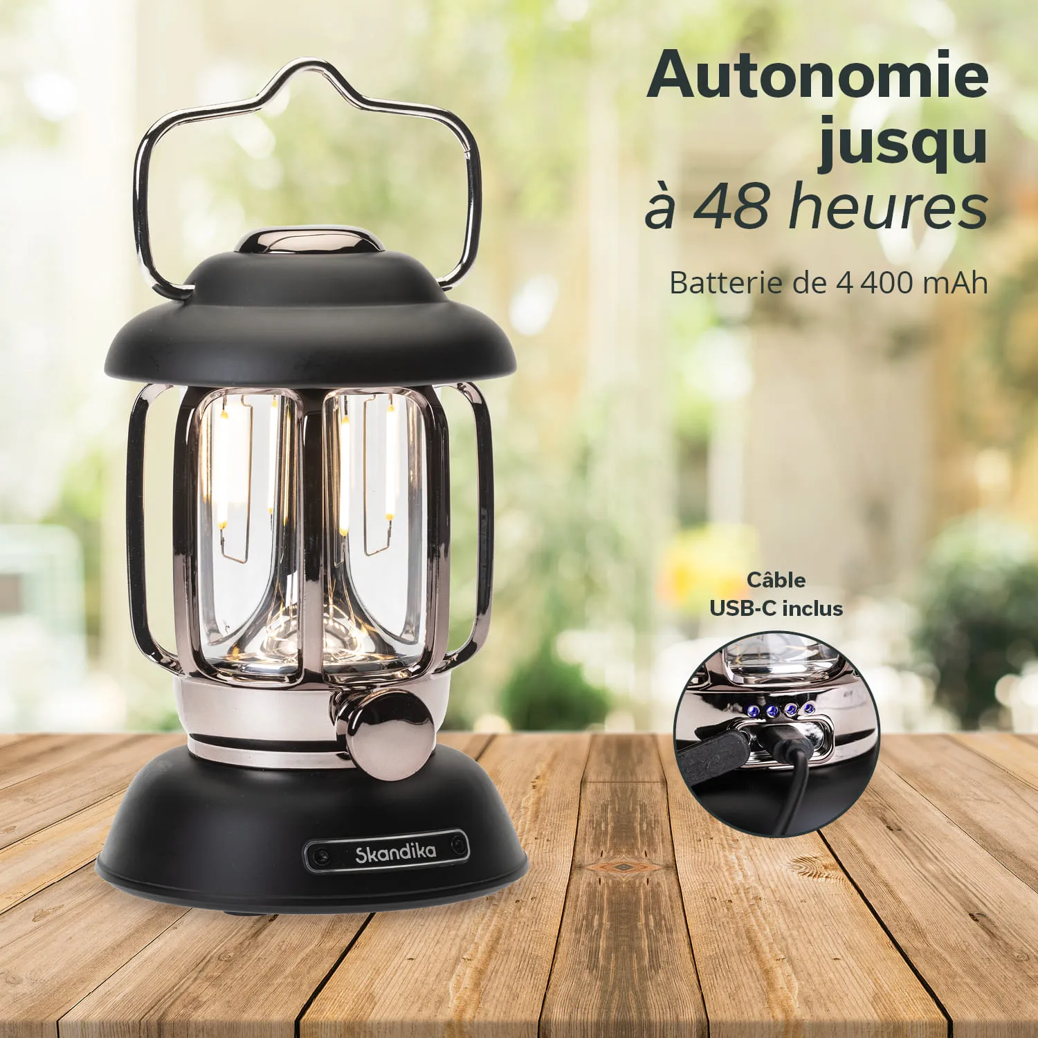 Tischlampe im Vintage-Stil mit schwarzem Sockel und transparentem Glas, auf einem Holztisch platziert. Textinformationen an der Seite.
