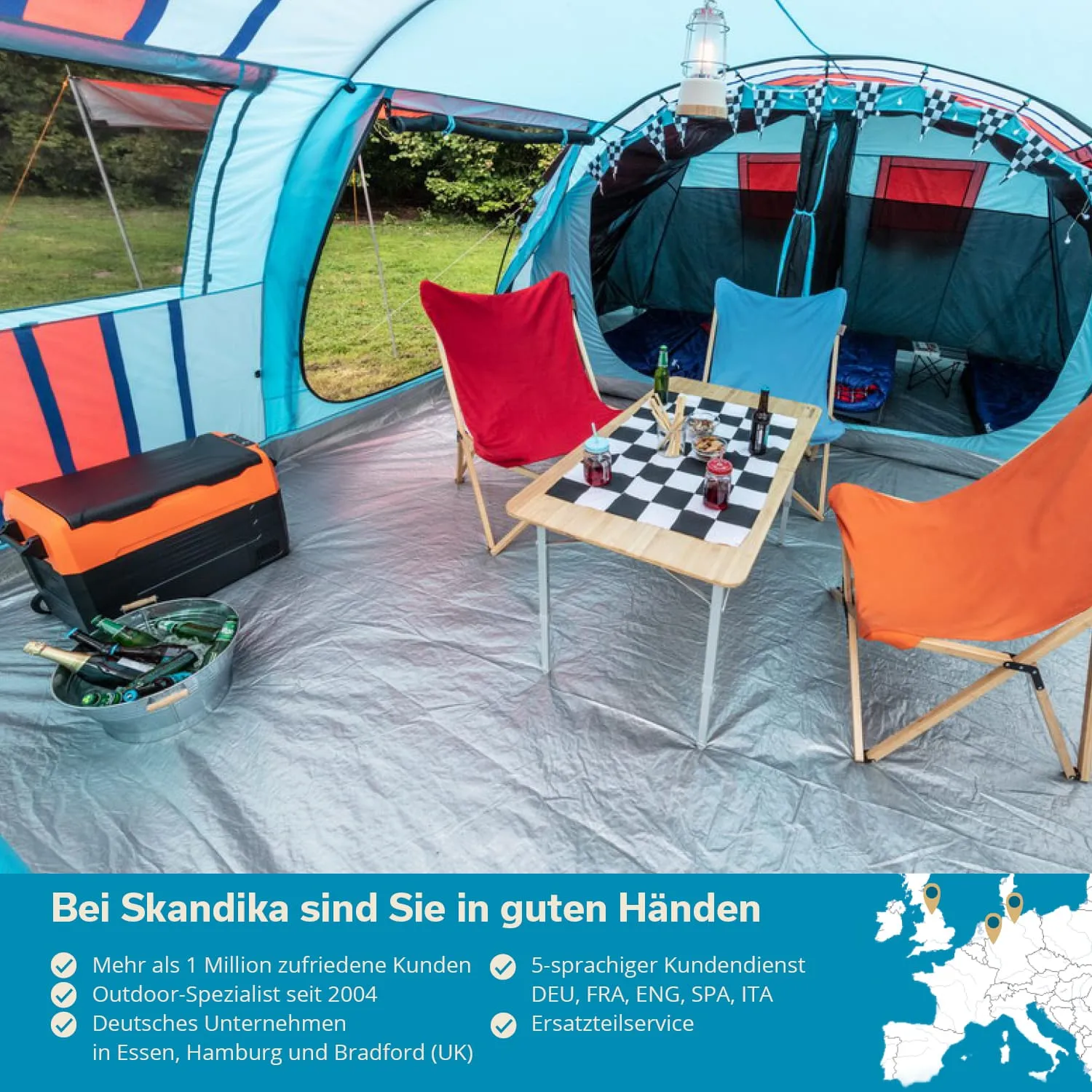 Zelt mit zwei Stühlen, einem Tisch mit Schachbrett, Kühltasche und Getränken. Innenraum in bunten Farben.