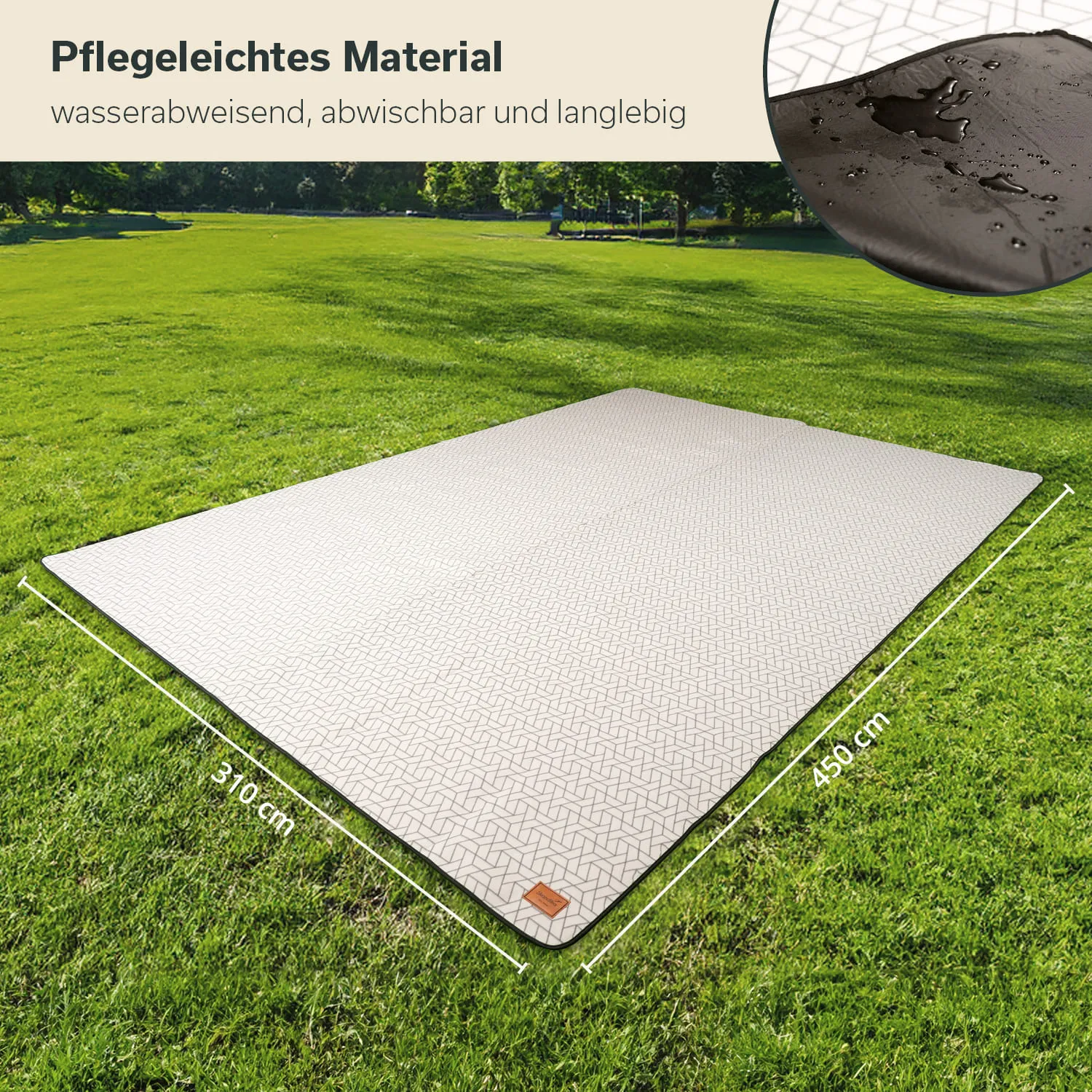 Eine große, rechteckige Oberfläche aus einem hellen, gemusterten Material liegt auf einer grünen Wiese. Maße sind angegeben.
