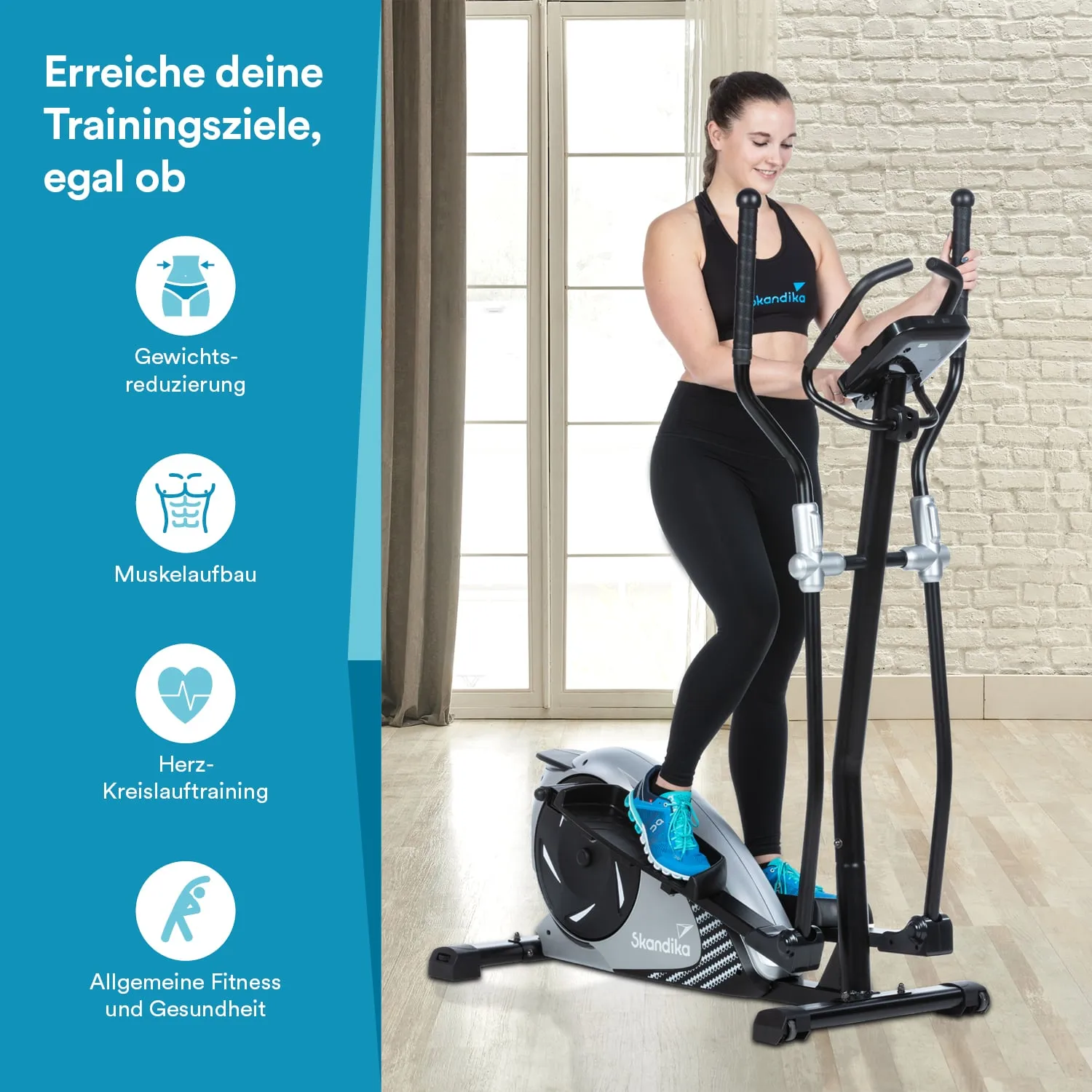 Eine Person steht auf einem Ellipsentrainer in einem hellen Raum mit Fenstern. An den Wänden sind Vorhänge und eine helle Steintextur sichtbar.