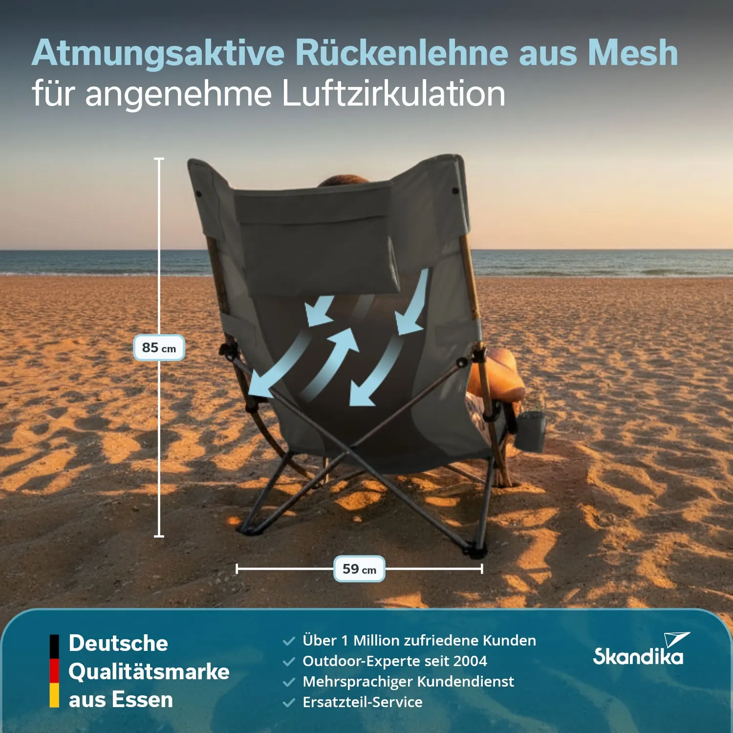 Klappstuhl mit atmungsaktiver Rückenlehne aus Mesh, am Strand. Maße: 85 cm hoch, 59 cm breit. Meer im Hintergrund.