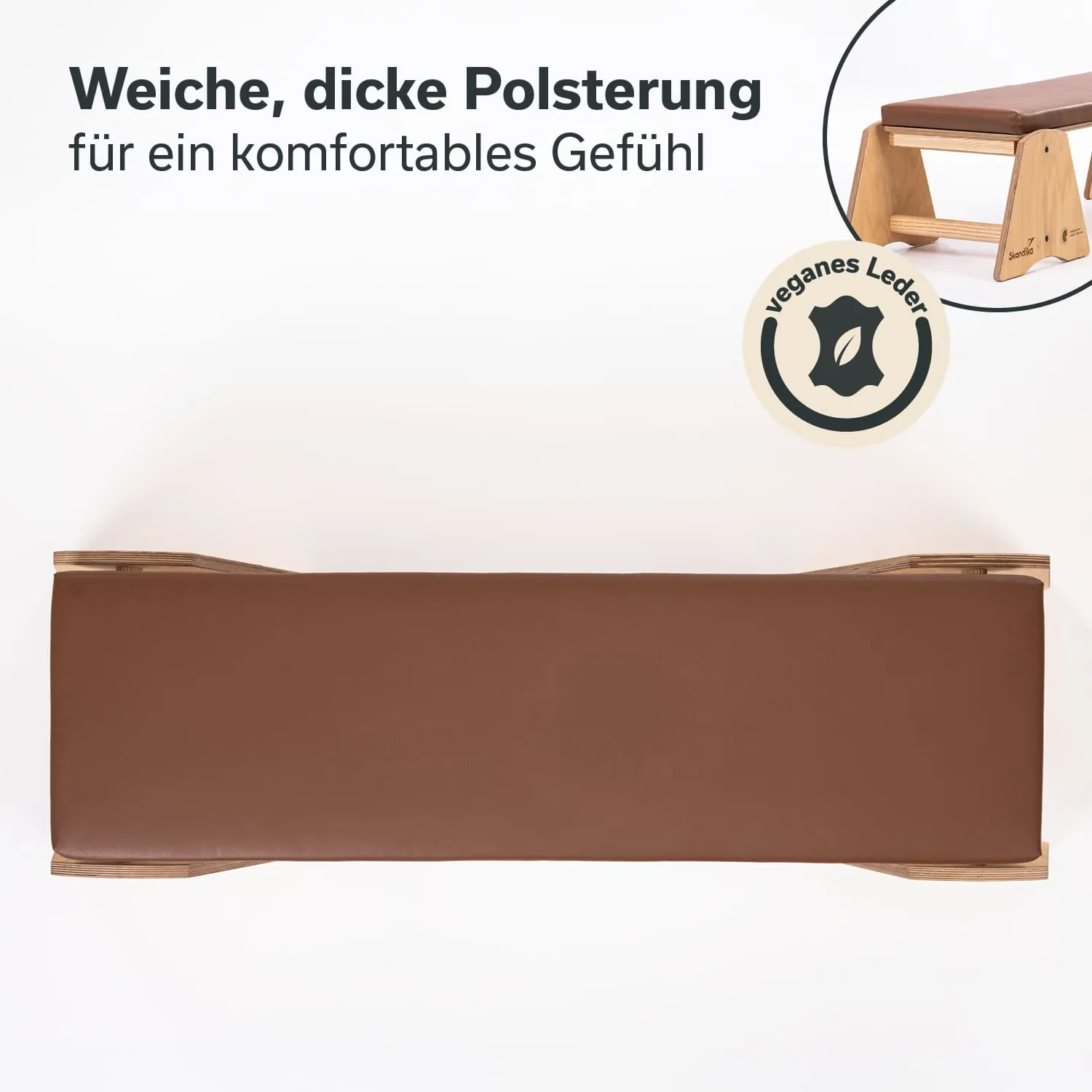 Sitzbank mit braunem, gepolstertem Oberteil aus veganem Leder und Holzgestell, auf weißem Hintergrund.