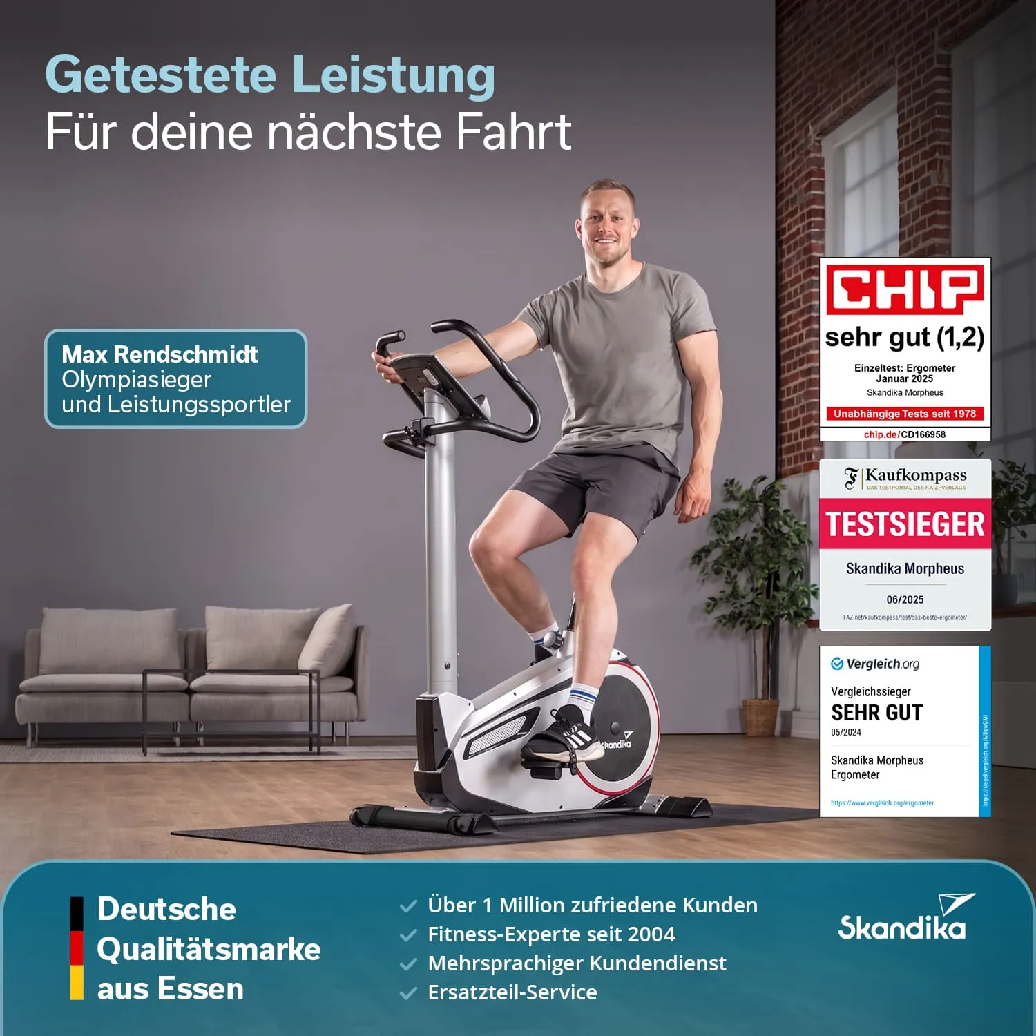 Ein Heimtrainingsgerät steht im Vordergrund, neben einem Fernseher, der ein Fahrradfahrer-Trainingsvideo zeigt. Im Hintergrund ist eine moderne Wohnzimmereinrichtung zu sehen. Auf einem Tablet sind weitere Trainingsinformationen abgebildet.