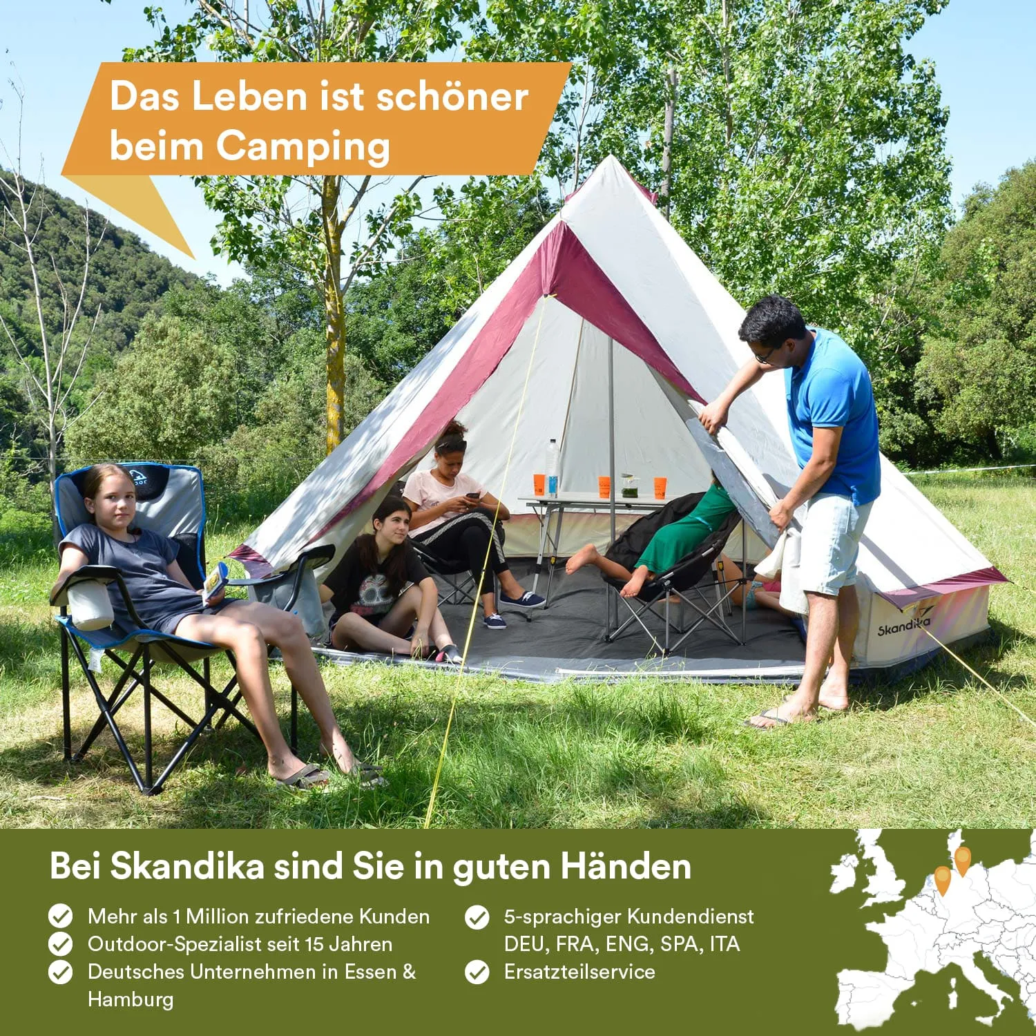 Gruppierung von vier Personen vor einem Zelt im Freien. Mehrere Campingstühle vorhanden. Hintergrund mit Bäumen.