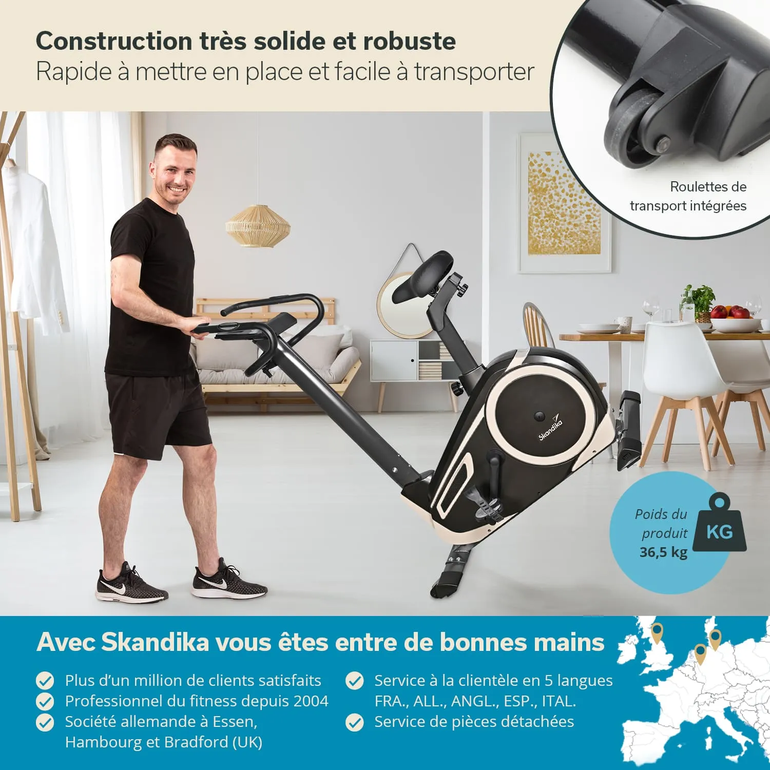 Ein Mann steht neben einem Fitnessgerät in einem modernen Raum. Das Gerät ist schwarz mit goldenen Akzenten und hat integrierte Transportrollen. Im Hintergrund sind Möbel und dekorative Elemente sichtbar.