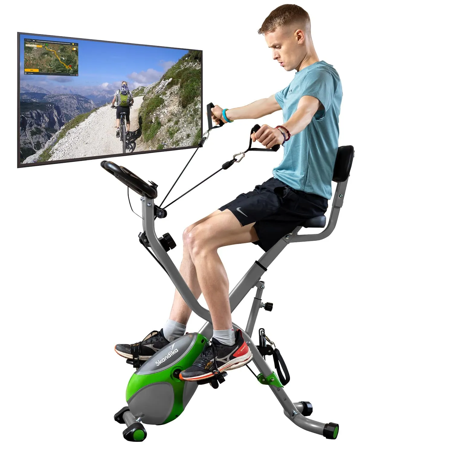 Ein Mann sitzt auf einem Heimtrainer mit einer Bildschirmansicht einer Radfahrstrecke in der Natur. Er benutzt Haltegriffe und Pedale.