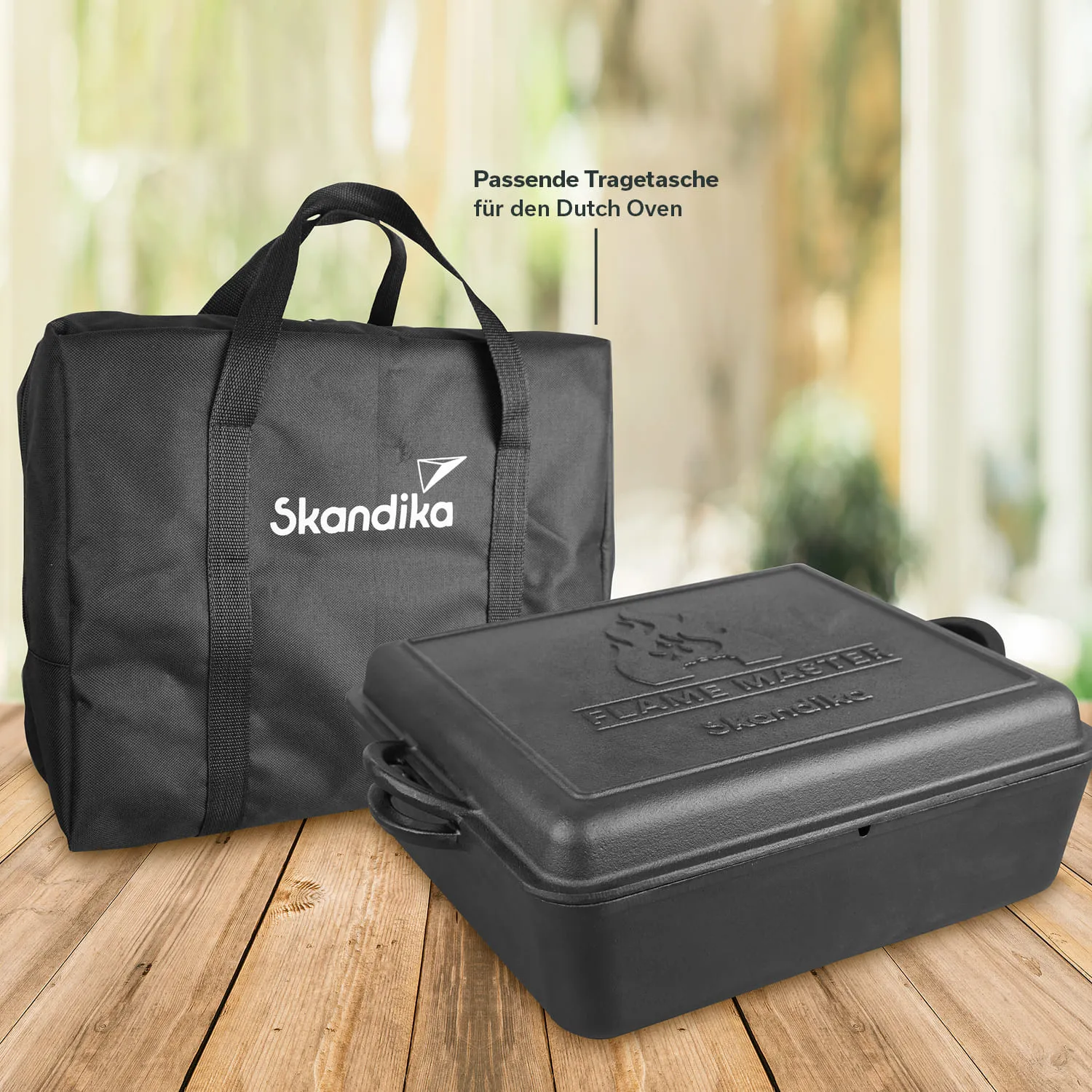 Schwarze Tragetasche mit Logo und ein schwarzer Dutch Oven auf einem Holztisch. Hintergrund unscharf.